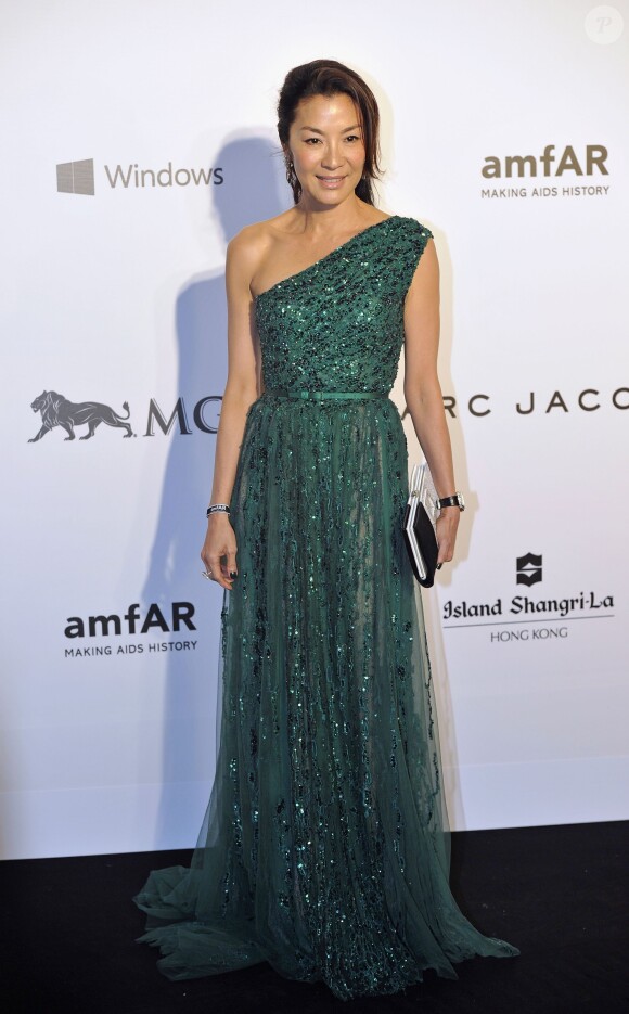 Michelle Yeoh assiste au gala de l'amfAR aux Shaw Studios à Hong Kong, le 14 mars 2015.