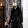 Kim Kardashian et sa fille North West quittent leur hôtel, le Royal Monceau, en direction de l'aéroport de Paris-Charles-de-Gaulle, le 12 mars 2015.