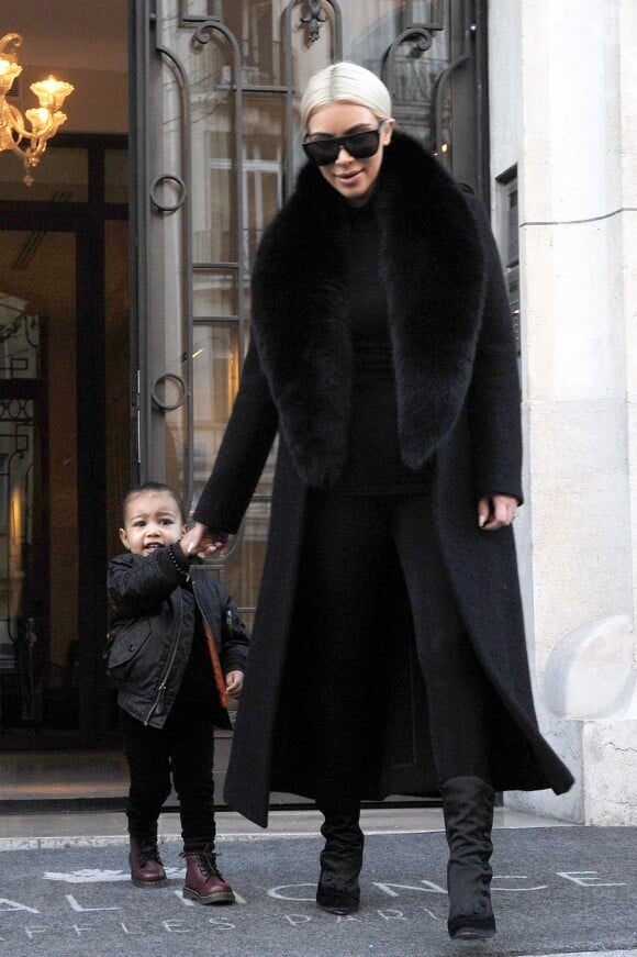 Kim Kardashian et sa fille North West quittent leur hôtel, le Royal Monceau, en direction de l'aéroport de Paris-Charles-de-Gaulle, le 12 mars 2015.