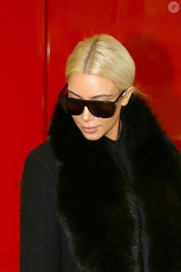 Kim Kardashian et sa fille North arrivent à l'aéroport de Paris Roissy Charles de Gaulle pour prendre un vol pour Los Angeles le 12 mars 2015.