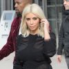 Kim Kardashian, blonde - Sorties du défilé de mode "Louis Vuitton", collection prêt-à-porter automne-hiver 2015/2016 à la fondation Louis Vuitton à Paris. Le 11 mars 2015.