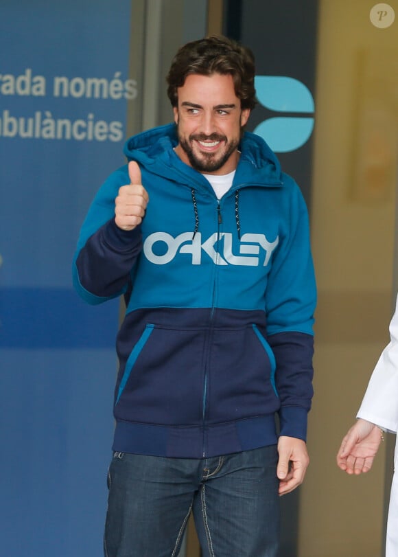 Fernando Alonso, non loin de sa compagne Lara Alvarez, a quitté l'hôpital à Barcelone, le 25 février 2015.