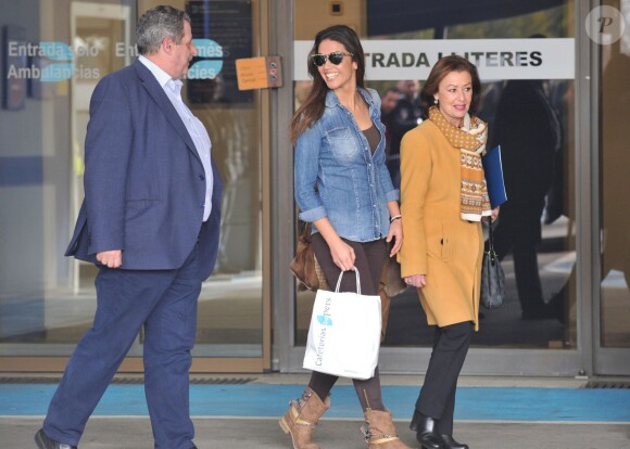 Fernando Alonso et Lara Alvarez, sa compagne, sortant de l'hôpital à Barcelone, le 25 février 2015.