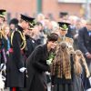 Kate Middleton, duchesse de Cambridge, enceinte de huit mois, et le prince William célébraient le 17 mars 2015 la Saint-Patrick aux Mons Barracks d'Aldershot, offrant du trèfle aux Irish Guards.