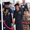 Kate Middleton, duchesse de Cambridge, enceinte de huit mois, et le prince William célébraient le 17 mars 2015 la Saint-Patrick aux Mons Barracks d'Aldershot, offrant du trèfle aux Irish Guards.