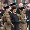 Kate Middleton, duchesse de Cambridge, enceinte de huit mois, et le prince William célébraient le 17 mars 2015 la Saint-Patrick aux Mons Barracks d'Aldershot, offrant du trèfle aux Irish Guards.