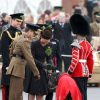 Pas facile de décorer Domhnall, la mascotte, de trèfle... Kate Middleton, duchesse de Cambridge, enceinte de huit mois, et le prince William célébraient le 17 mars 2015 la Saint-Patrick aux Mons Barracks d'Aldershot, offrant du trèfle aux Irish Guards.