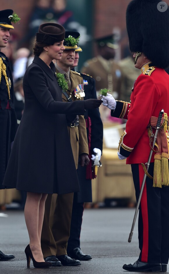 Kate Middleton, enceinte de huit mois, et le prince William célébraient le 17 mars 2015 la Saint-Patrick aux Mons Barracks d'Aldershot, offrant du trèfle aux Irish Guards.