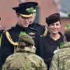 Kate Middleton, enceinte de huit mois, et le prince William célébraient le 17 mars 2015 la Saint-Patrick aux Mons Barracks d'Aldershot, offrant du trèfle aux Irish Guards.