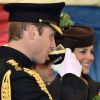 Une petit Guinness pour William, pour fêter ça ! Kate Middleton, enceinte, et le prince William ont célébré la Saint Patrick avec les Irish Guards aux Mons Barracks d'Aldershot, le 17 mars 2015
