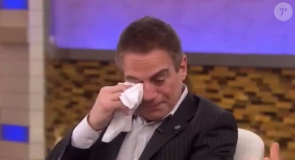 L'acteur américain Tony Danza en larmes sur le plateau de The Dr. Oz Show évoque le décès de sa mère et son terrible accident de ski, mars 2015.
