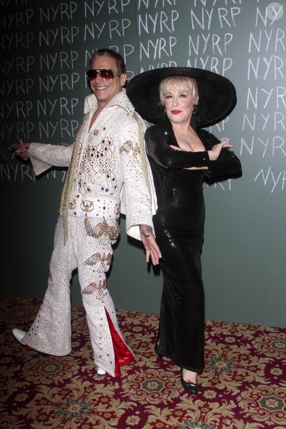 Tony Danza et Bette Midler lors de la Présentation du 19ème gala "Hulaween" au Waldorf Astoria à New York. Le 31 octobre 2014  rk
