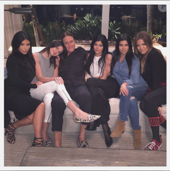Bruce Jenner au milieu de Kim, Khloe, Kourtney Kardashian, Kendall et Kylie Jenner - photo publiée sur le compte Instagram de Kim Kardashian le 20 janvier 2015