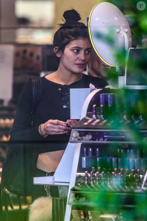 Kylie Jenner fait des achats beauté dans le magasin Sephora du complexe The Commons, à Calabasas. Los Angeles, le 18 mars 2015.