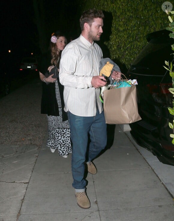 Exclusif - Jessica Biel, enceinte, se rend chez des amis pour fêter ses 33 ans avec son mari Justin Timberlake à Los Angeles, le 3 mars 2015