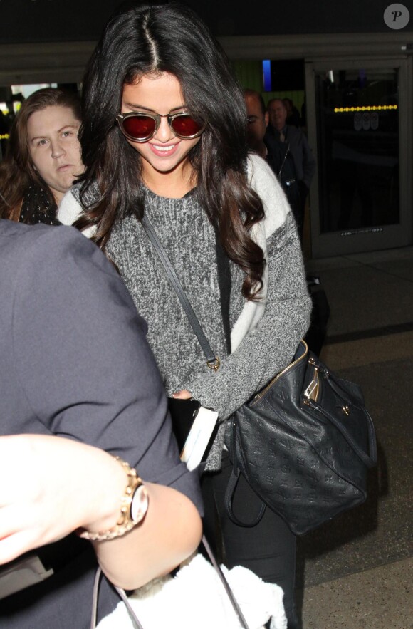 Selena Gomez arrive à l'aéroport de LAX à Los Angeles en provenance de Paris le 12 mars 2015.