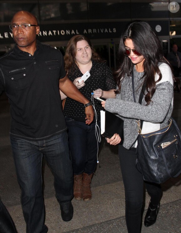 Selena Gomez arrive à l'aéroport de LAX à Los Angeles en provenance de Paris le 12 mars 2015