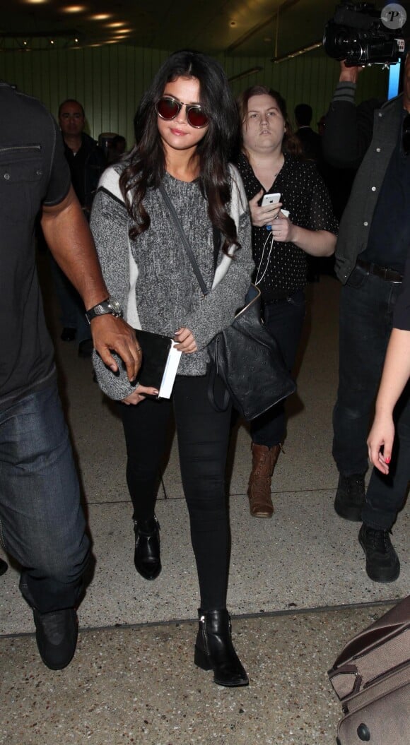 Selena Gomez arrive à l'aéroport de LAX à Los Angeles en provenance de Paris le 12 mars 2015.