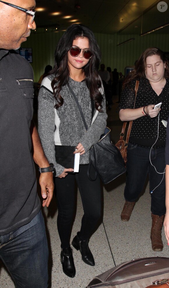 Selena Gomez arrive à l'aéroport de LAX à Los Angeles en provenance de Paris le 12 mars 2015.