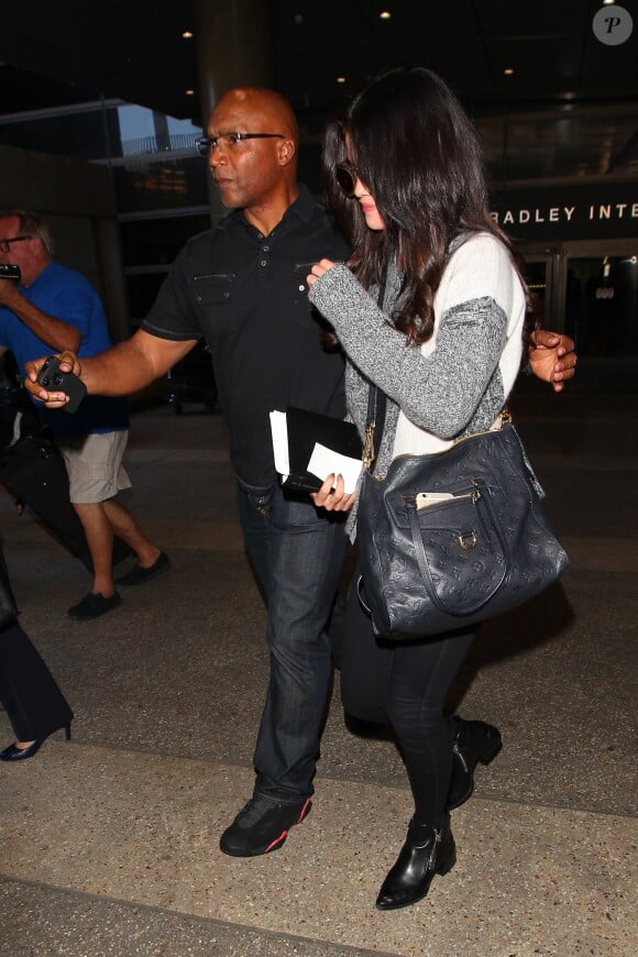 Selena Gomez arrive à Los Angeles en provenance de Paris le 12 mars 2015. 