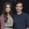 Selena Gomez et Nicolas Ghesquière au défilé Louis Vuitton prêt-à-porter collection Automne-Hiver 2015-2016 à Paris, le 11 mars 2015.