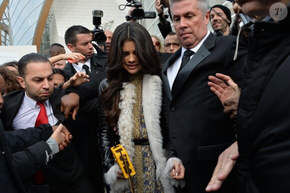 Selena Gomez à la sortie du défilé de mode "Louis Vuitton", collection prêt-à-porter automne-hiver 2015/2016, à Paris. Le 11 mars 2015 
