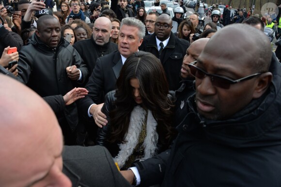 Selena Gomez à la sortie du défilé de mode "Louis Vuitton", collection prêt-à-porter automne-hiver 2015/2016, à Paris. Le 11 mars 2015 