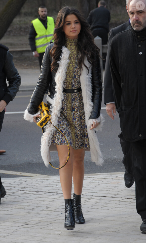 Selena Gomez se rend au défilé de mode Vuitton à la Fondation Louis Vuitton le 11 mars 2015.  