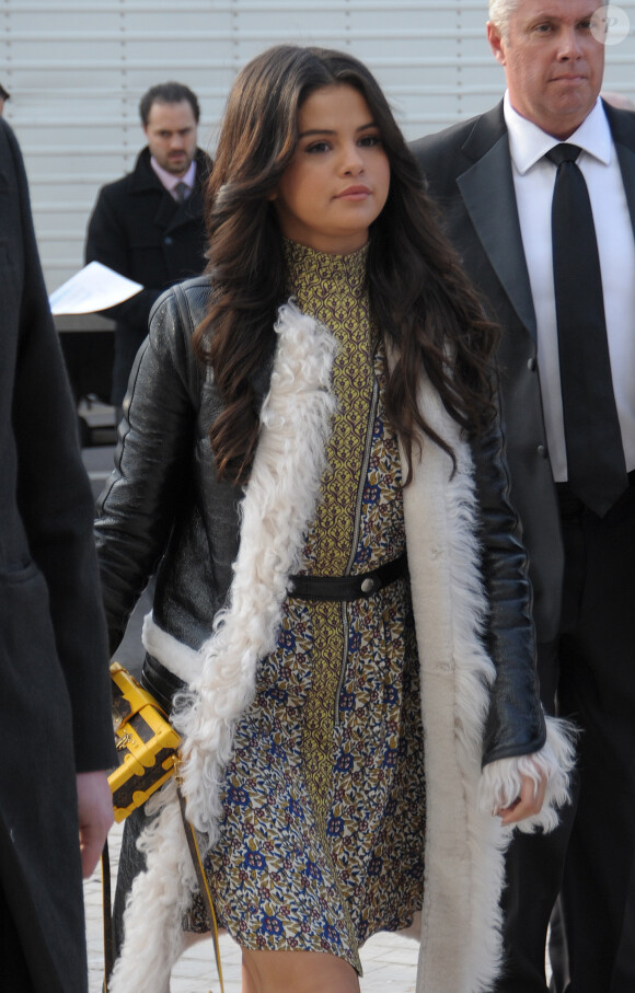 Selena Gomez se rend au défilé de mode Vuitton à la Fondation Louis Vuitton le 11 mars 2015.  