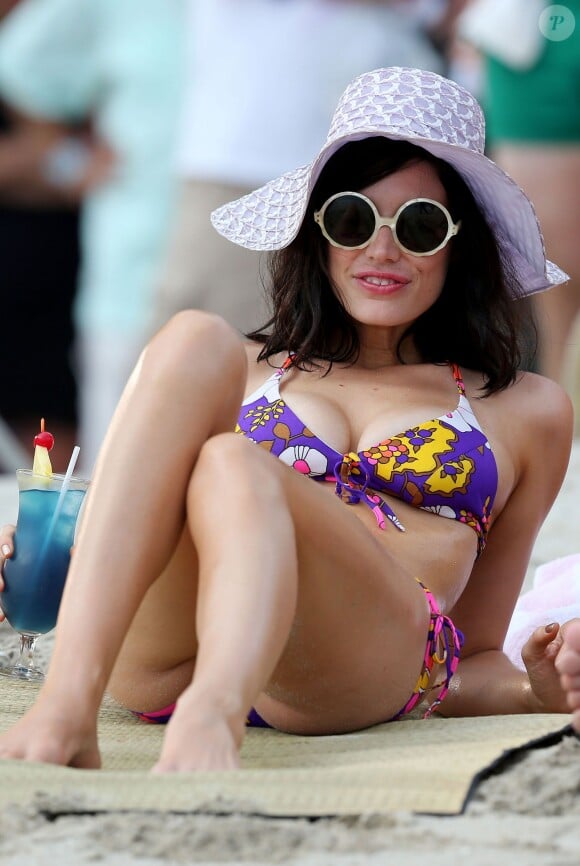Jessica Pare est sur le tournage de la serie "Mad Men" a Maui, Hawaii. Elle profite d'une journee ensoleillee pour bronzer sur une plage, boire un cocktail ou lire un bon livre. Le 24 octobre 2012 