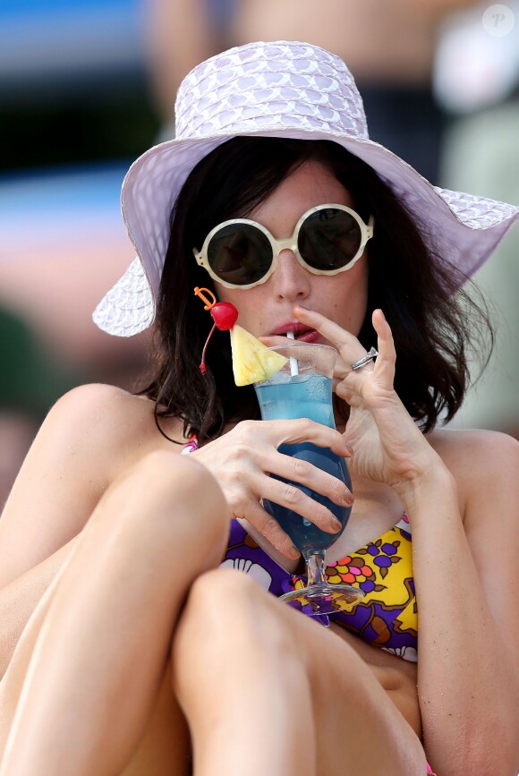 Jessica Pare est sur le tournage de la serie "Mad Men" a Maui, Hawaii. Elle profite d'une journee ensoleillee pour bronzer sur une plage, boire un cocktail ou lire un bon livre. Le 24 octobre 2012 