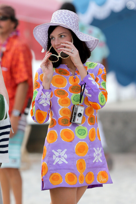 Jessica Pare est sur le tournage de la serie "Mad Men" sur une plage a Maui, Hawaii. Le 24 octobre 2012 