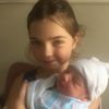 Summer Lee la fille de John Kastner présente son petit frère Blues Anthony Paré Kastner qui n'est autre que le fils de Jessica Paré la star de Mad Men, le 21 mars 2015