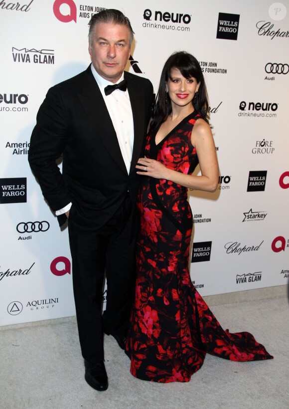 Alec Baldwin et sa femme Hilaria Thomas, enceinte à la Soirée "Elton John AIDS Foundation Oscar Party" 2015 à West Hollywood, le 22 février 2015.  
