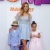 Jennifer Lopez et ses enfants Max et Emme lors de la première d'En Route au Regency Village Theatre à Westwood, Los Angeles, le 22 mars 2015.