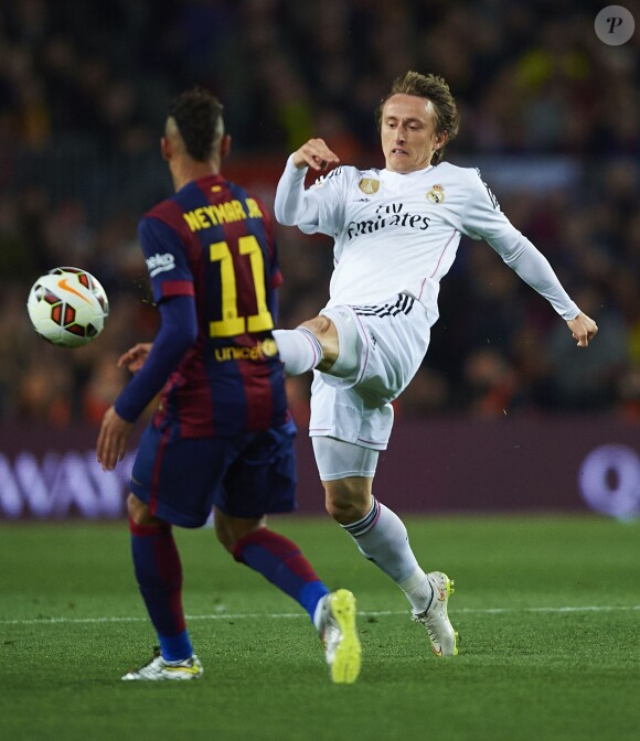 Luka Modric (Real Madrid) et Neymar Jr (FC Barcelone) lors du Clasico FC Barcelone - Real Madrid au Camp Nou. Barcelone, le 22 mars 2015.