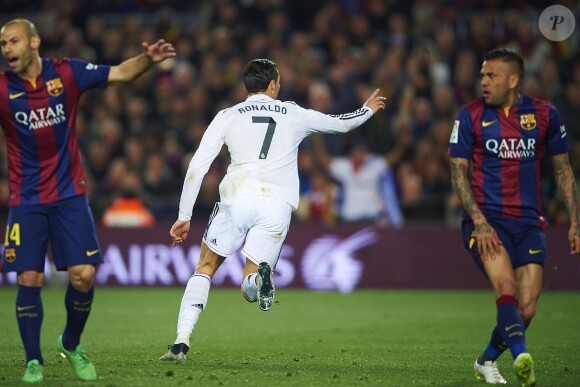 Cristiano Ronaldo (Real Madrid) devant Dani Alves (FC Barcelone) lors du Clasico FC Barcelone - Real Madrid au Camp Nou. Barcelone, le 22 mars 2015.