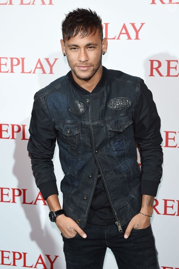 Neymar assiste à la soirée d'inauguration d'un magasin Replay à Milan. Le 19 septembre 2014.