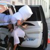 Justin Bieber se cache avec un oreiller alors qu'il se rend chez le médecin à Beverly Hills, le 23 mars 2015.