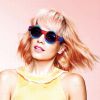 Lily Allen, blonde, pose pour la nouvelle campagne de lunettes de soleil du créateur Henry Holland, le 23 mars 2015. 