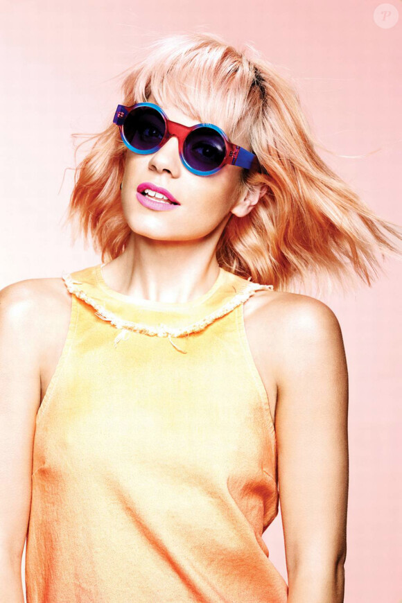 Lily Allen, blonde, pose pour la nouvelle campagne de lunettes de soleil du créateur Henry Holland, le 23 mars 2015. 