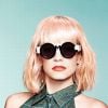 La chanteuse Lily Allen, blonde pour la nouvelle campagne de lunettes de soleil du créateur Henry Holland, le 23 mars 2015. 