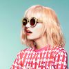 Lily Allen, blonde, pose pour la nouvelle campagne de lunettes de soleil du créateur Henry Holland, le 23 mars 2015.  
