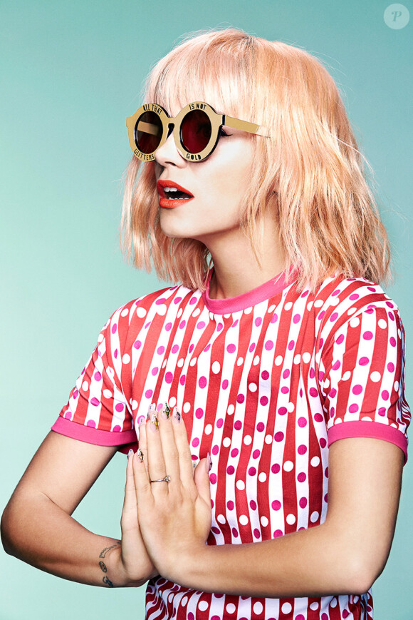 Lily Allen, blonde, pose pour la nouvelle campagne de lunettes de soleil du créateur Henry Holland, le 23 mars 2015.  