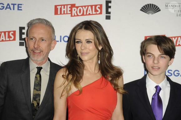 Patrick Cox, Elizabeth Hurley (Liz Hurley) et son fils Damien Hurley  à la Première de la série "The Royals" à Londres le 24 mars 2015.