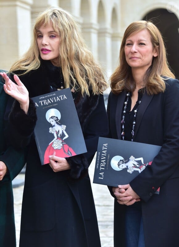 Arielle Dombasle et Anne Gravoin - Conférence de presse pour le lancement de la nouvelle saison d'Opéra en plein air avec la présentation de "La Traviata" dans la cour d'honneur des Invalides à Paris, le 13 mars 2015.