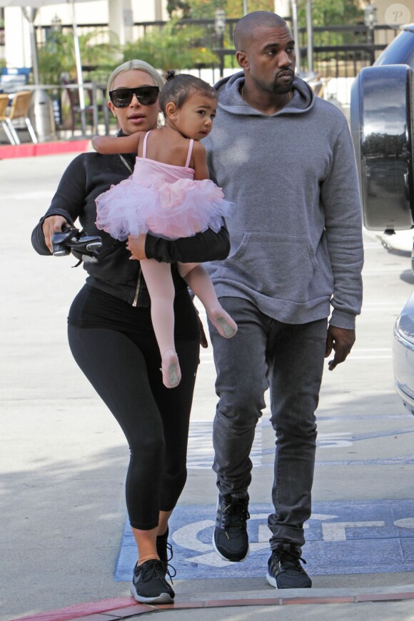 Kim Kardashian, Kanye West et leur fille North à Woodland Hills, Los Angeles, le 19 mars 2015.