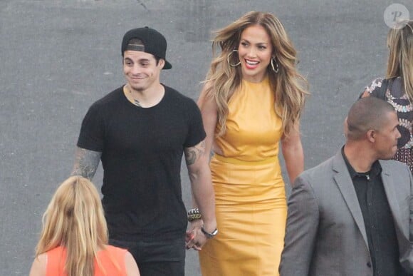 Jennifer Lopez et Casper Smart à la sortie du plateau de tournage d' 'American Idol' à Los Angeles, le 16 avril 2014