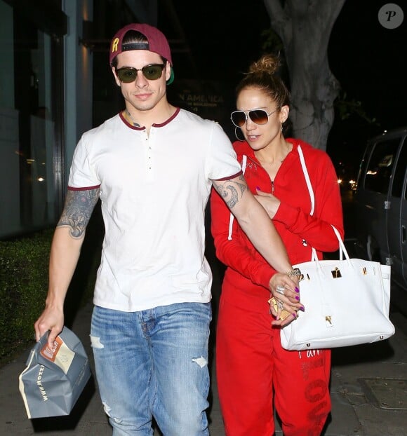 Jennifer Lopez et Casper Smart à la sortie du restaurant Osteria Mozza à Los Angeles, le 18 mars 2014