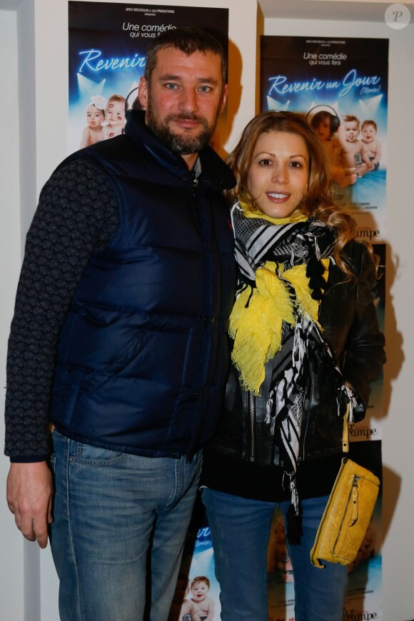 Tristane Banon enceinte et son compagnon Pierre Ducrocq - Photocall lors de la générale de la pièce "Revenir un jour (remix)" aux feux de la rampe à Paris le 26 mars 2015.